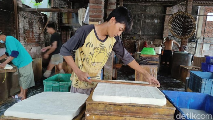 Pengusaha tahu dan tempe di Sidoarjo kembali berproduksi. Sebelumnya mereka mogok tiga hari mulai 1 Januari.