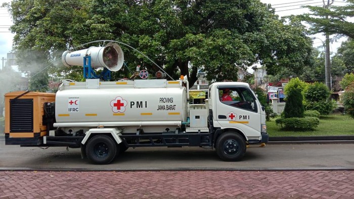 Penyemprotan disinfektan di Pangandaran
