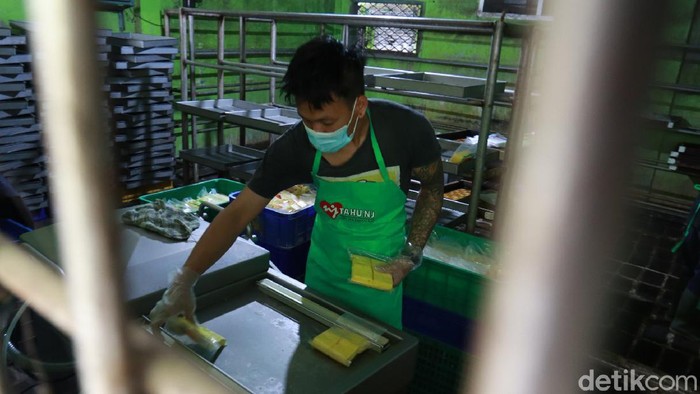 Perajin tahu Cibuntu Bandung menaikan harga produksi