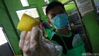 Agar tetap berproduksi, sejak hari ini, pihaknya terpaksa menaikkan harga tahu yang diproduksi.