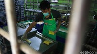 Ia menjelaskan, kenaikan harga tahu ini dari 18-20 persen. Hampir Rp 100 kenaikan setiap ukuran tahu kenaikannya.