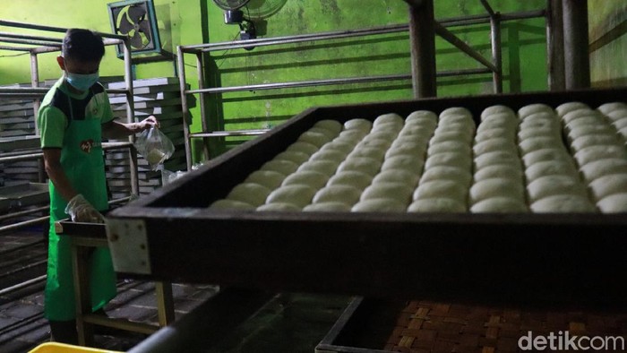 Perajin Tahu Cibuntu, Kota Bandung, Jawa Barat masih produksi meskipun harga bahan baku kedelai naik di pasaran. Mereka terpaksa menikan harga.