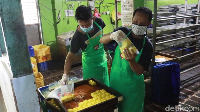 Perajin Tahu di Bandung Terpaksa Naikan Harga Perajin Tahu Cibuntu, Kota Bandung, Jawa Barat masih produksi meskipun harga bahan baku kedelai naik di pasaran. Mereka terpaksa menikan harga.