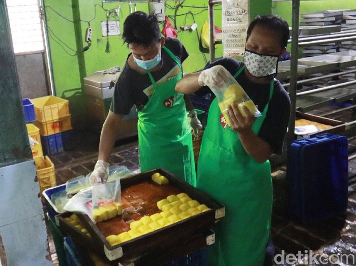 Perajin Tahu Cibuntu, Kota Bandung, Jawa Barat masih produksi meskipun harga bahan baku kedelai naik di pasaran. Mereka terpaksa menikan harga.