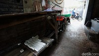 Harga bahan baku kedelai yang semula Rp 7.000/kilo menjadi Rp 9.200/kilo ini memberatkan para perajin tahu di Sukoharjo.