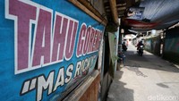 Penjual tahu goreng juga memilih tutup.