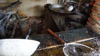 Meski harga bahan baku naik drastis, harga tahu-tempe sulit dinaikkan di pasar. Hal ini pun menjadi beban bagi para produsen.