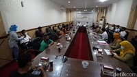 Kini para perajin tahu di Sukoharjo telah menemui anggota dewan untuk beraudiensi soal naiknya harga kedelai.