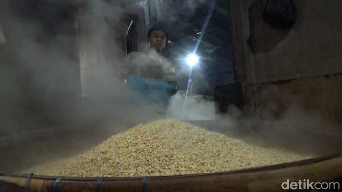 Harga kedelai naik. Meski begitu, perajin tempe di Kota Malang tetap menjalankan produksi untuk memenuhi kebutuhan pasar.