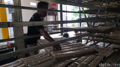 Naiknya harga kedelai membuat produsen tempe di Lamongan memutar otak untuk bisa bertahan. Salah satu cara yang dilakukan yakni memperkecil ukuran tempe.