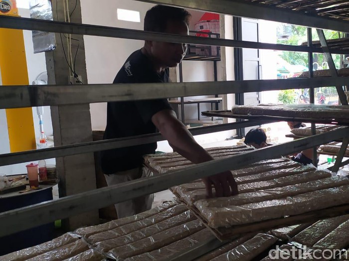 Naiknya harga kedelai membuat produsen tempe di Lamongan memutar otak untuk bisa bertahan. Salah satu cara yang dilakukan yakni memperkecil ukuran tempe.