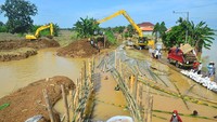 Dari pantauan di lapangan detikcom, sejumlah petugas dari instansi terkait bergotong royong memperbaiki tanggul Sungai Gelis yang jebol, Senin (4/1). Tampak sejumlah alat berat pun turut melakukan perbaikan tanggul secara darurat. ANTARA FOTO/Yusuf Nugroho