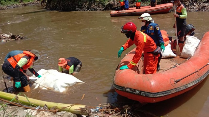 Petugas evakuasi mayat lansia di Kali Ciliwung, Pasar Minggu, Jaksel