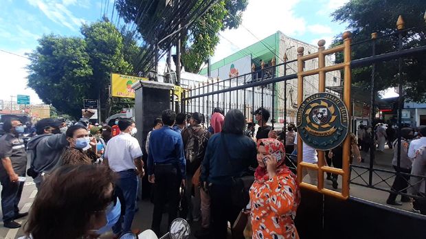 Petugas perketat akses masuk PN Jaksel saat sidang perdana praperadilan Habib Rizieq