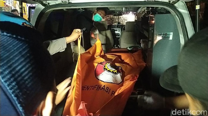 Polisi mengevakuasi mayat pria di dalam kosan Cianjur