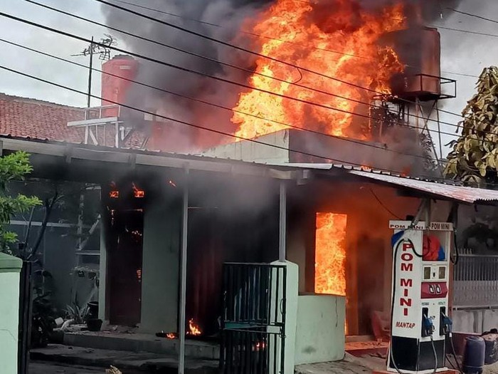 Pom mini di Kota Bogor terbakar hebat akibat konsleting listrik