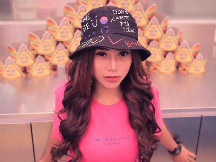 Pengakuan mengejutkan kali ini datang dari Rere Melinda. DJ seksi itu mengaku kecewa dengan penyanyi berinisial A gegara ukuran.