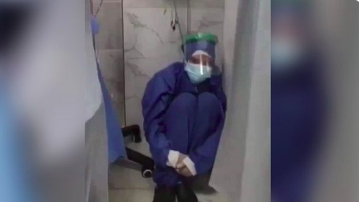 Potret viral nakes Potret perawat di mesir duduk di pojokan ruang ICU viral.