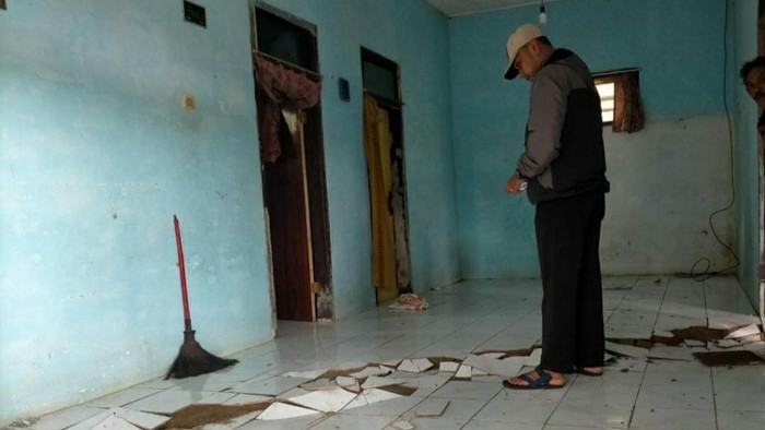 Rumah Rusak Akibat Pergerakan Tanah di Ciamis