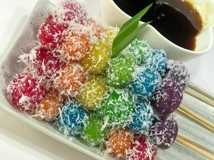 Sate Cenil Warna-warni Saus Gula Merah Sate Cenil Warna-warni Saus Gula Merah