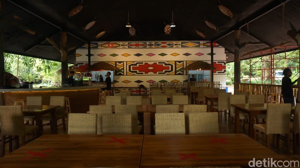 Pengelola Rimba Resto Erwin Rajali menambahkan, cafe tersebut dibuka berbarengan dengan pembukaan kawasan Afrika. Lebih lanjut, ornamen di bagian interior cafe pun dibuat dengan gaya hutan rimba. Seperti bagian mural, warna dan pattern, serta material kayu dan jerami. Pengelola Rimba Resto Erwin Rajali menambahkan, cafe tersebut dibuka berbarengan dengan pembukaan kawasan Afrika. Lebih lanjut, ornamen di bagian interior cafe pun dibuat dengan gaya hutan rimba. Seperti bagian mural, warna dan pattern, serta material kayu dan jerami.