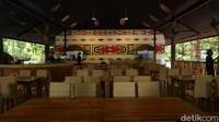 Pengelola Rimba Resto Erwin Rajali menambahkan, cafe tersebut dibuka berbarengan dengan pembukaan kawasan Afrika.  Lebih lanjut, ornamen di bagian interior cafe pun dibuat dengan gaya hutan rimba. Seperti bagian mural, warna dan pattern, serta material kayu dan jerami.