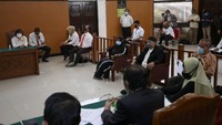 Peserta yang dapat masuk dalam ruang sidang pun dibatasi, hanya pihak pengacara yang dapat memasuki ruangan.