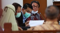 Diketahui, Habib Rizieq bersama beberapa petinggi FPI ditetapkan sebagai tersangka. Kemudian, pada Sabtu (12/12), setelah diperiksa lebih dari 12 jam, Habib Rizieq ditahan di Rutan Polda Metro Jaya selama 20 hari. Selain dikenai Pasal 93 tentang UU No 6 Tahun 2018 tentang Kekarantinaan Kesehatan, Habib Rizieq dikenai Pasal 160 KUHP dan 216 KUHP.