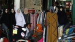 Suasana Pasar Tanah Abang Saat PSBB Transisi Diperpanjang