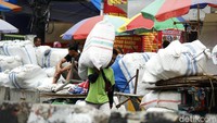 Aktivitas bongkar muat barang di pasar tersebut juga berjalan normal.