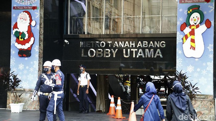 Suasana Pasar Tanah Abang Saat PSBB Transisi Suasana aktivitas Pasar Tanah Abang, Jakarta Pusat, Senin (04/01/2021), saat perpanjangan masa Pembatasan Sosial Berskala Besar atau PSBB transisi terlihat normal.