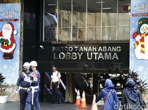 Suasana Pasar Tanah Abang Saat PSBB Transisi Diperpanjang