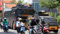 Water cannon juga disiagakan di sekitar pengadilan.
