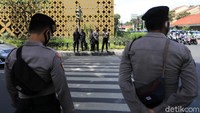 Sejumlah polisi disiagakan di jalan kawasan pengadilan.