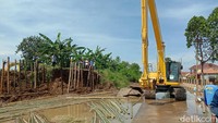 Setelah dilakukan perbaikan secara darurat nantinya akan dilakukan perbaikan tanggul Sungai Gelis secara permanen. Perbaikan itu akan dimulai pada bulan Februari 2021 nanti. Ada sepanjang 4,6 kilo meter bantaran sungai yang dilakukan perbaikan dan normalisasi sungai karena mengalami kritis. Dian Utoro Aji/detikcom