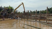 Diberitakan sebelumnya, tanggul Sungai Gelis jebol, Jumat (1/1) kemarin. Akibatnya ratusan rumah di Desa Pasuruan Lor dan Desa Setrokalangan Kecamatan Kaliwungu terdampak banjir. Genangan air hingga masuk di pemukiman warga. Genangan mencapai 30 cm sampai dengan satu meter. Dian Utoro Aji/detikcom