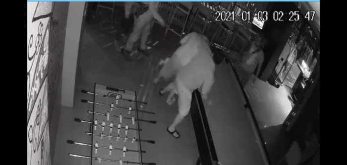 Tangkapan layar video pria dikeroyok di hotel di Kabupaten Bekasi.