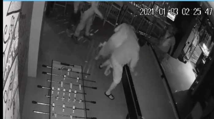 Tangkapan layar video pria dikeroyok di hotel di Kabupaten Bekasi.