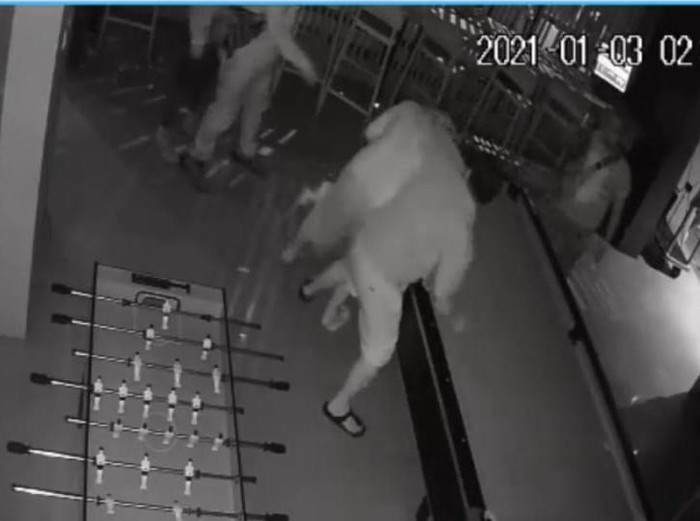 Tangkapan layar video pria dikeroyok di hotel di Kabupaten Bekasi.