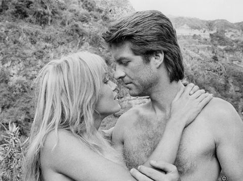 Tanya Roberts dan Ted Wass di film Sheena.