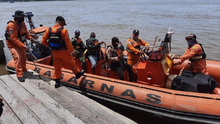 Timgab mencari longboat yang hilang kontak di Perairan Asmat (Foto: dok. Humas Polda Papua)