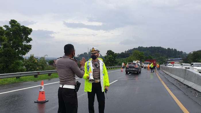 TKP Kecelakaan beruntun di Tol Semarang-Solo KM 428, Kabupaten Semarang, Senin (4/1/2021).