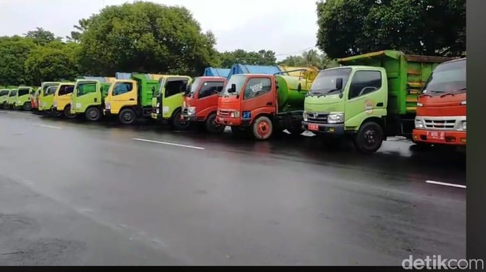 Puluhan sopir truk pengangkut sampah mogok kerja dan memarkir kendaraannya di depan Kantor Pemkab Jember. Aksi ini dilakukan karena sudah sekitar 2 bulan tak ada anggaran BBM untuk truk tersebut.