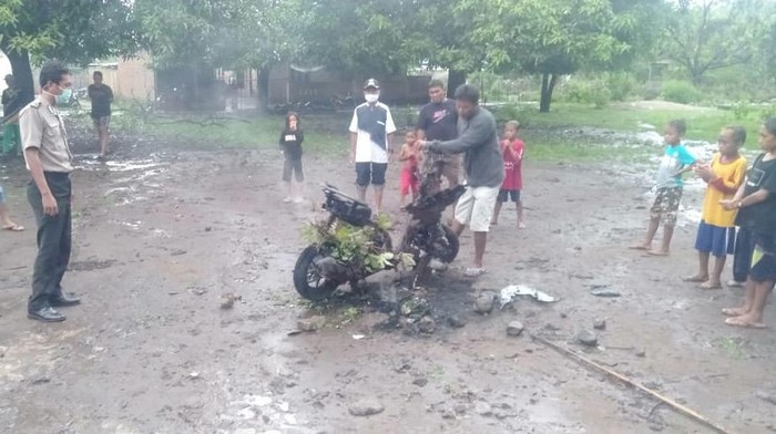 Tukang Parkir di Pantai Buntu Bima Dibacok, Motor Pelaku Dibakar Warga