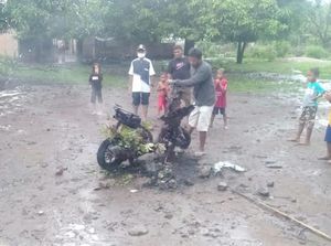 Tukang Parkir di Pantai Buntu Bima Dibacok, Motor Pelaku Dibakar Warga