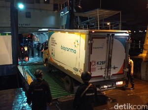 Vaksin COVID-19 Menyeberang ke Bali Dengan Kapal Khusus
