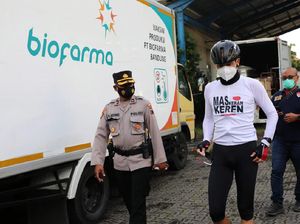 Ganjar Pranowo Tinjau Vaksin Sinovac yang Baru Tiba di Semarang