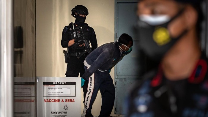 Petugas memindahkan boks berisi vaksin COVID-19 Sinovac kiriman dari Bio Farma ke tempat penyimpanan vaksin di gudang farmasi Dinas Kesehatan Provinsi Jawa Tengah, Tambakaji, Ngaliyan, Semarang, Jawa Tengah, Senin (4/12/2020) dini hari. Jawa Tengah menerima 62.560 dosis vaksin dari total 3 juta dosis vaksin tersebut yang didistribusikan ke 34 provinsi di Indonesia untuk persiapan program vaksinasi tahap pertama dengan rancana pelaksanaan periode Januari - April 2021. ANTARA FOTO/Aji Styawan/hp.