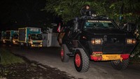 Mobil Baracuda Korps Brimob Polri mengawal mobil boks berisi vaksin COVID-19 Sinovac kiriman dari Bio Farma di gudang farmasi Dinas Kesehatan Provinsi Jawa Tengah, Tambakaji, Ngaliyan, Semarang, Jawa Tengah, Senin (4/12/2020) dini hari.