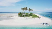Tuh, lihat pasir putihnya cantik banget kan?(HvTrip)